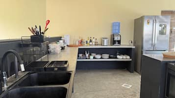 Familjehus - balkong - utsikt mot trädgården | Eget kök