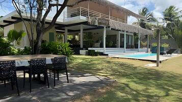 Familienhaus, Balkon, Gartenblick | Speisen im Freien