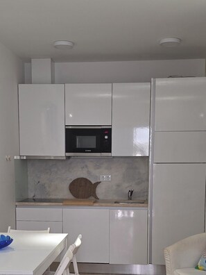 Mikroaaltouuni, uuni, liesi, astianpesukone