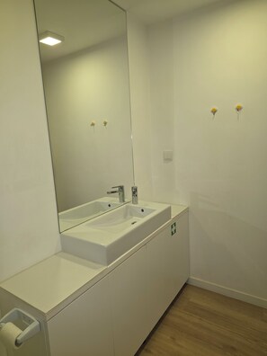 Suihku, hiustenkuivaaja, pyyhkeet, saippua