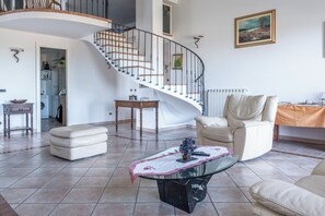 Villa, vista al mar | Área de sala de estar | Televisión de pantalla plana de 32 pulgadas con canales digitales 