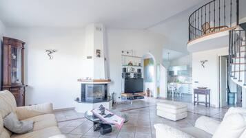 Biệt thự, quang cảnh biển | Khu phòng khách | TV màn hình phẳng 32-inch có truyền hình kỹ thuật số