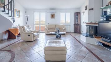 Vila, pemandangan laut | Area keluarga | Televisi layar datar 32-inci dengan saluran TV digital