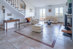 Villa, vista al mar | Área de sala de estar | Televisión de pantalla plana de 32 pulgadas con canales digitales 