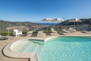 Seasonal outdoor pool, pool umbrellas, pool loungers - Villa Caroline, Private Pool and Sea View (Imperia)