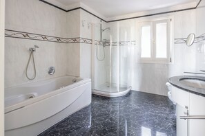 Villa, Meerblick | Badezimmer