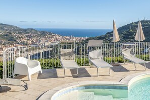 Seasonal outdoor pool, pool umbrellas, pool loungers - Villa Caroline, Private Pool and Sea View (Imperia)