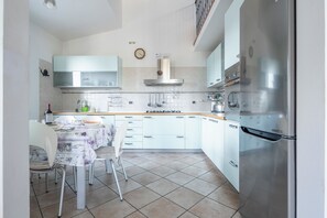 Villa, vista al mar | Cocina privada | Refrigerador, microondas, parrilla de estufa y lavavajillas 