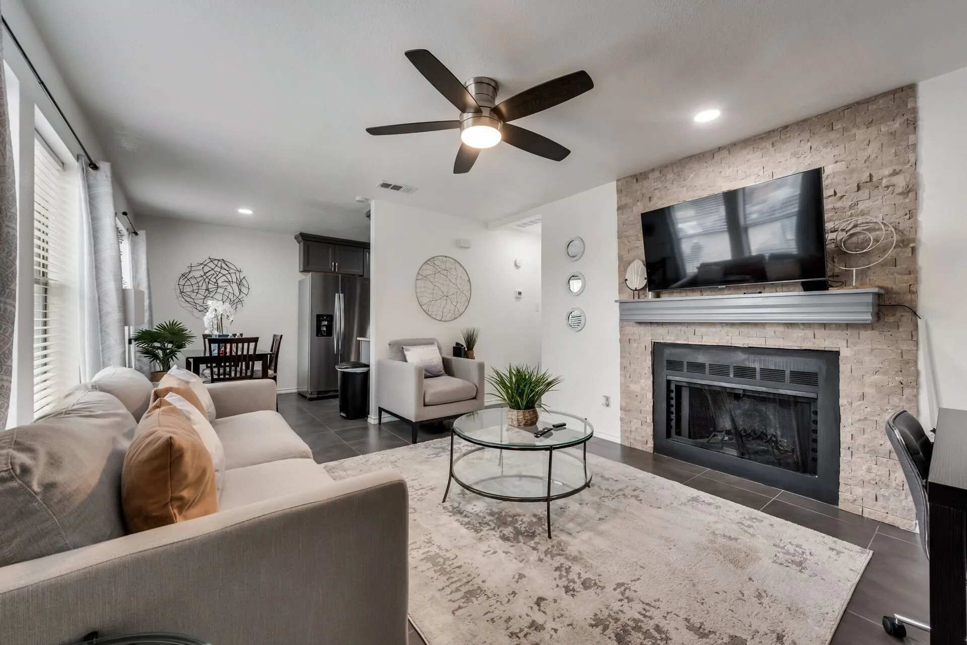 Televisión y chimenea 