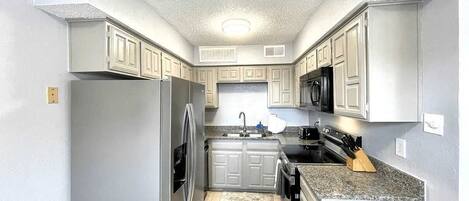 Een microgolfoven, een oven, een vaatwasser