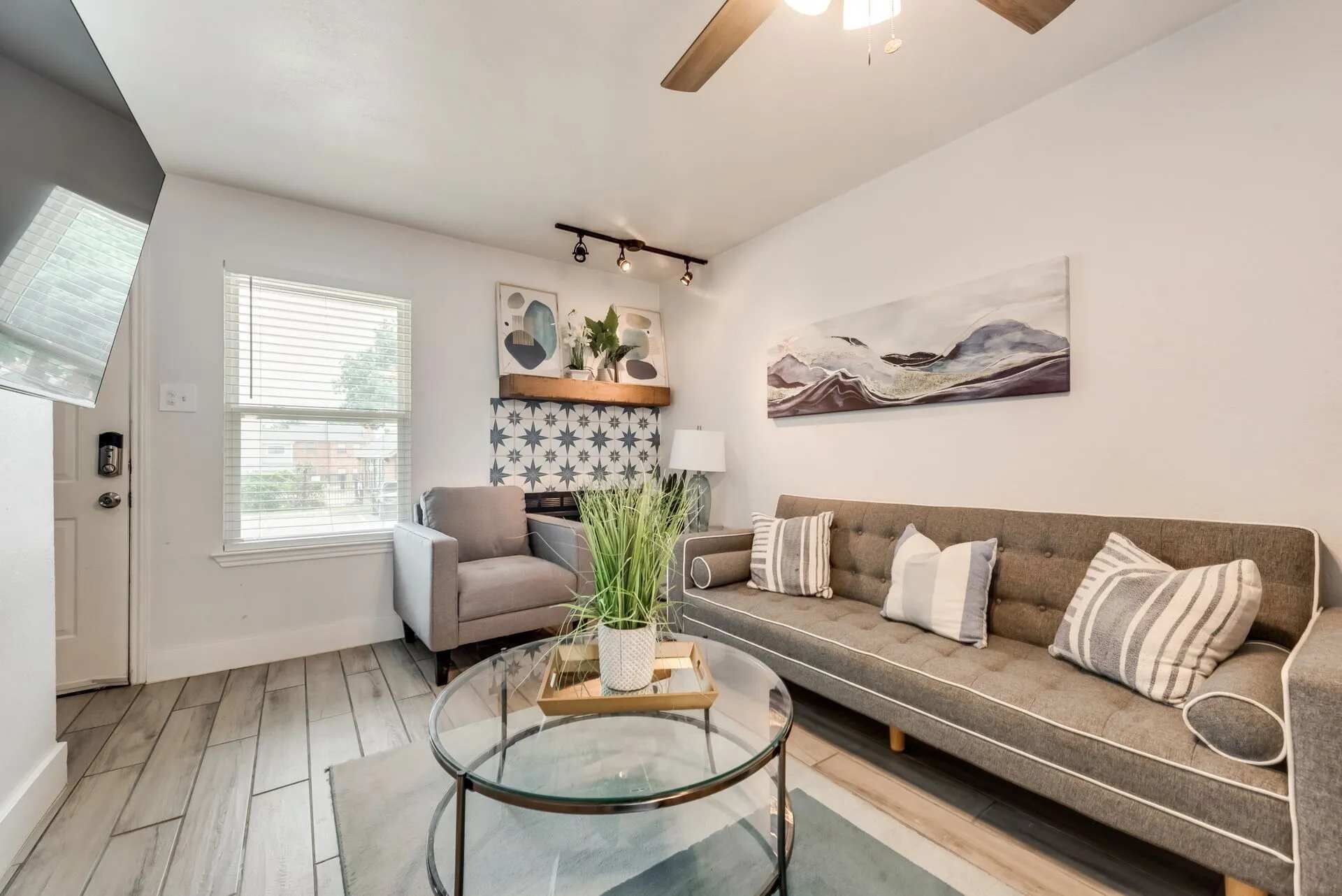 Televisión y chimenea 