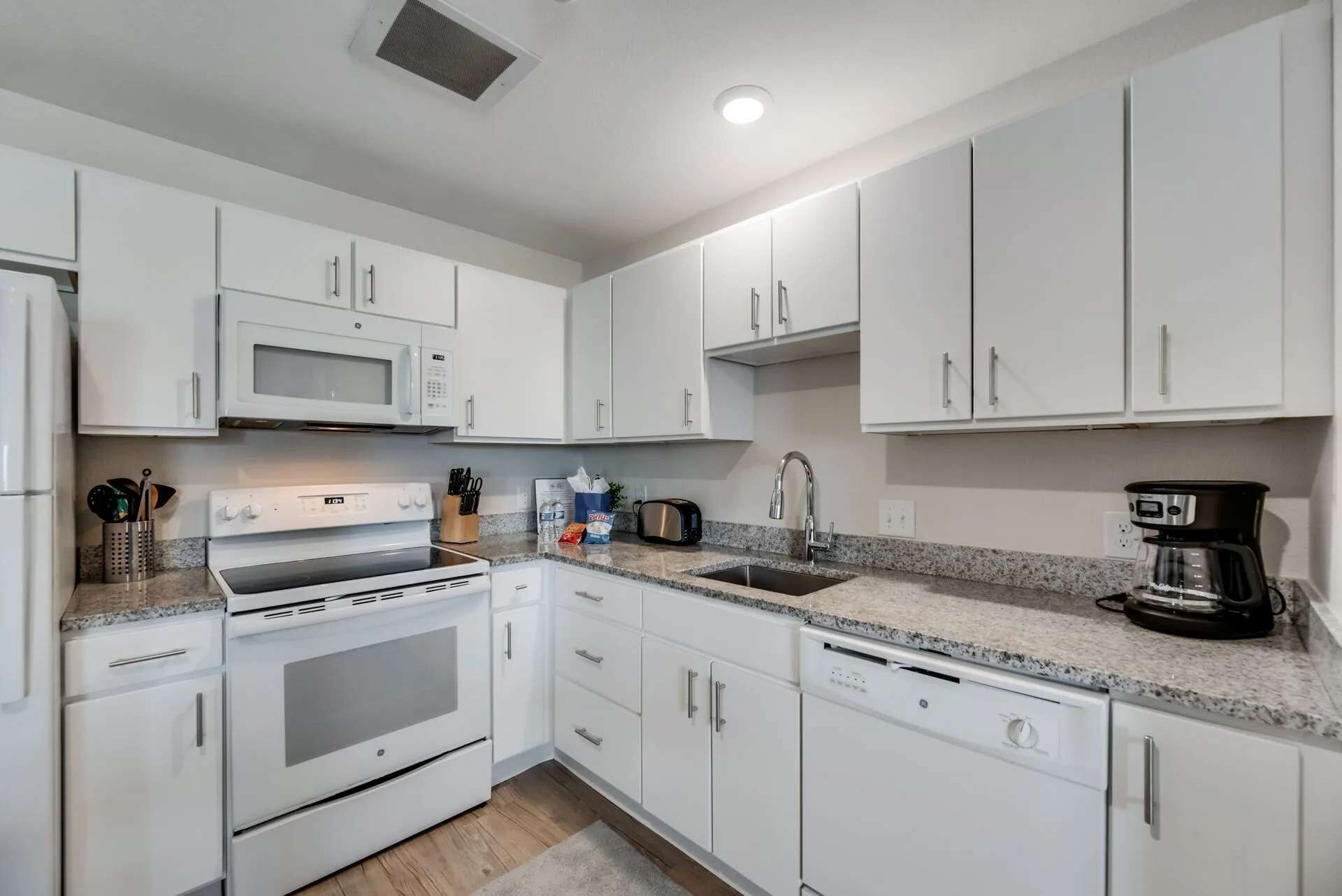 Een magnetron, een oven, een vaatwasser