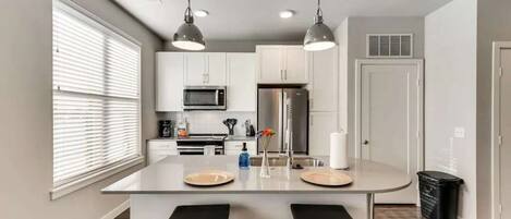 Microwave, oven, dishwasher, coffee/tea maker