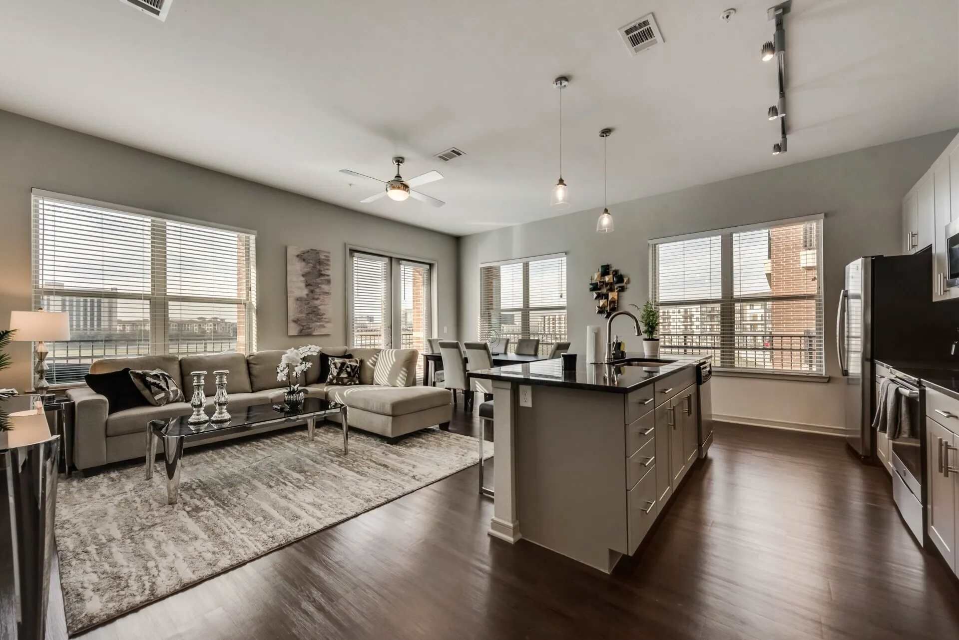 Televisión y chimenea 