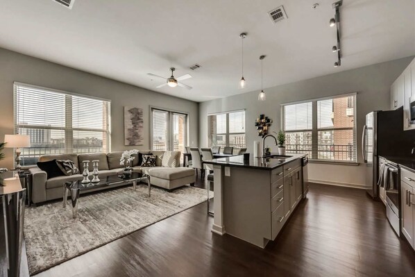 Televisión y chimenea 