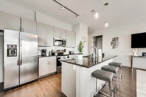 Microondas, horno, lavavajillas y cafetera y tetera 