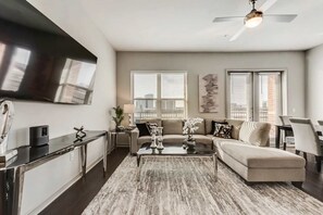 Televisión y chimenea 