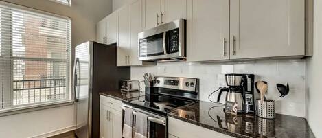 Mikrobølgeovn, ovn, oppvaskmaskin og kaffetrakter/tekoker