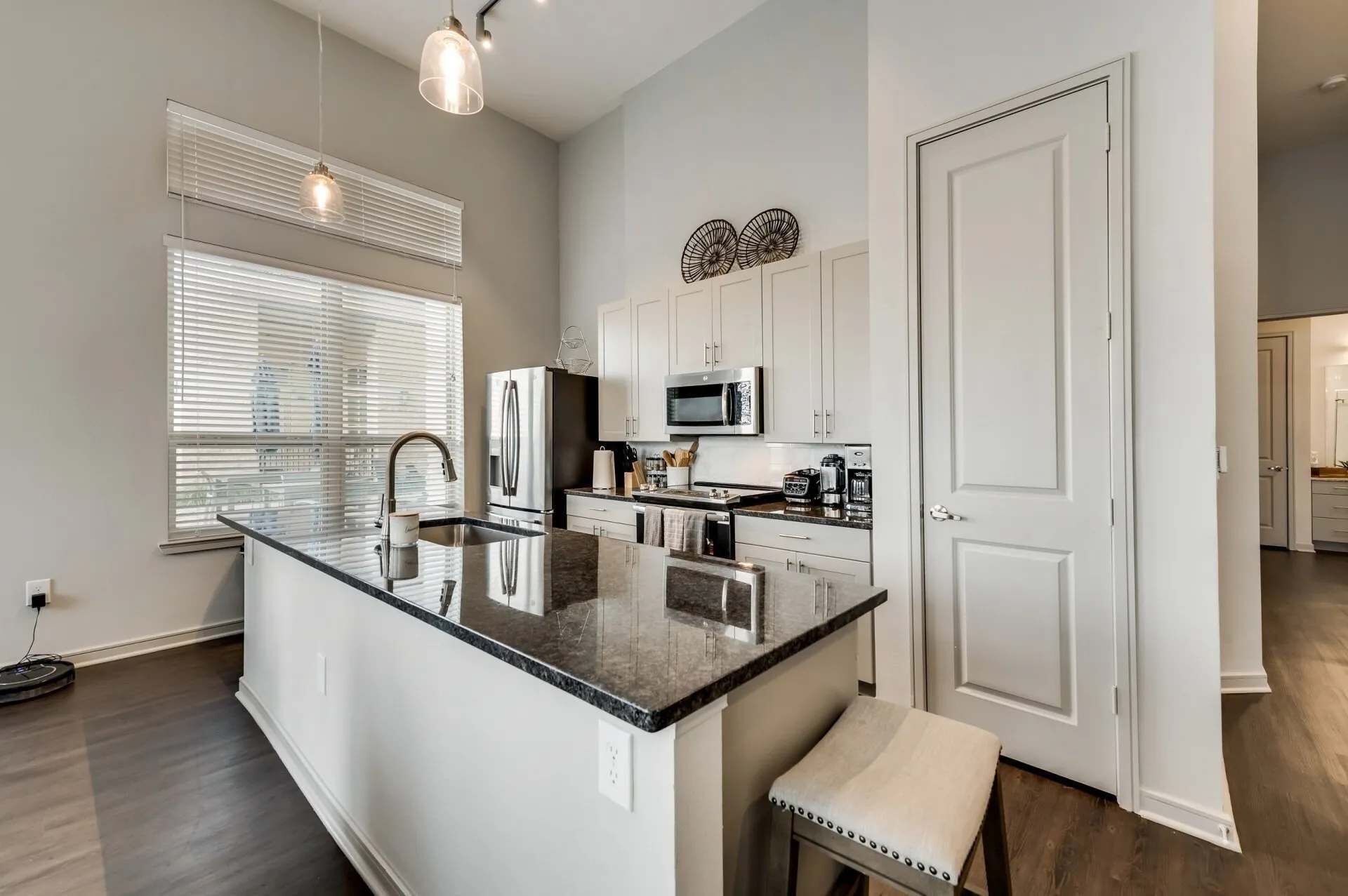 Microondas, horno, lavavajillas y cafetera y tetera 