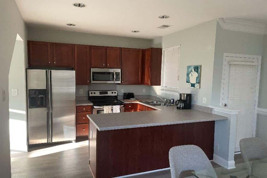 Kühlschrank, Mikrowelle, Herdplatte, Geschirrspüler