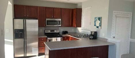 Kühlschrank, Mikrowelle, Herdplatte, Geschirrspüler