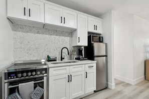 Frigorífico, microondas, horno y placa de cocina
