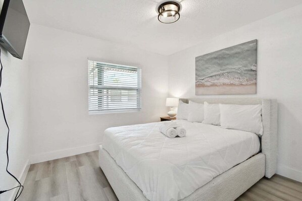 Een strijkplank/strijkijzer, wifi, beddengoed