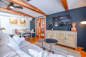 TV, stereo - Two blocks from Southernmost Beach! Cozy One Bedroom Apartment. (Key West)