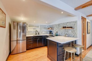 Fridge, microwave, oven, stovetop - Two blocks from Southernmost Beach! Cozy One Bedroom Apartment. (Key West)