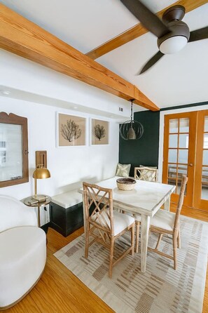 Dining - Two blocks from Southernmost Beach! Cozy One Bedroom Apartment. (Key West)