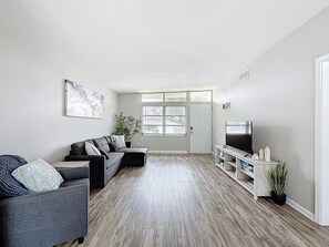 TV - 3517 River Grove Drive (Tampa)