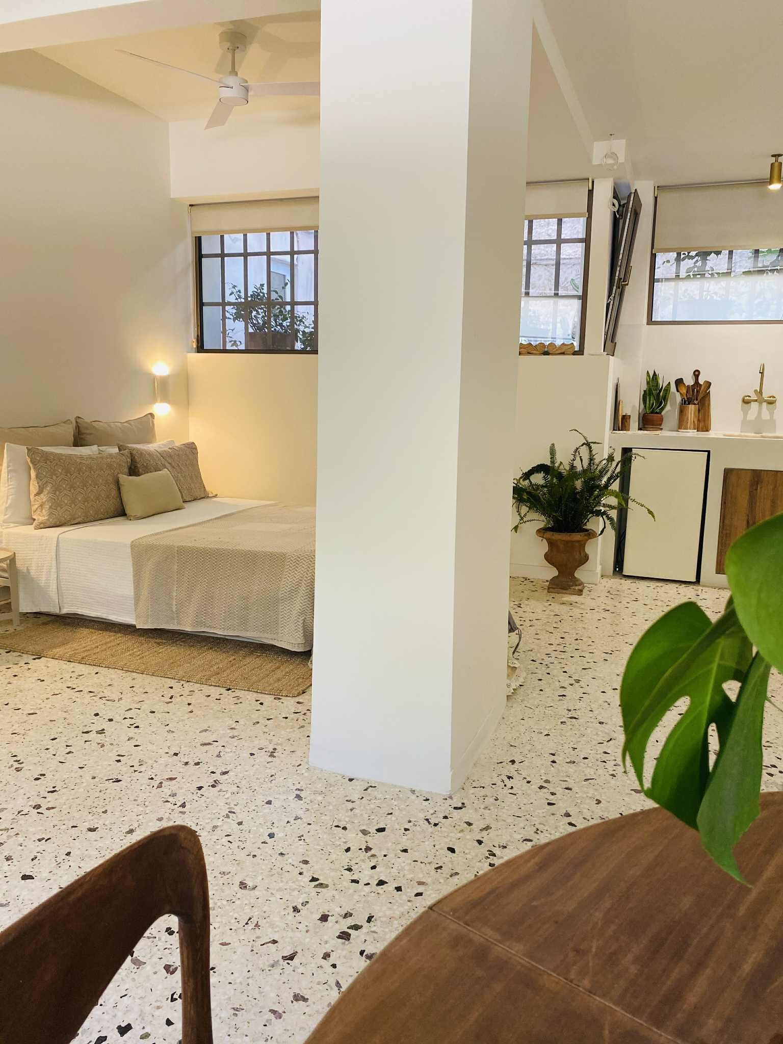 Een strijkplank/strijkijzer, wifi, beddengoed