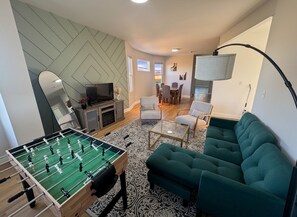 Game room - 6BD 2Ba Charming Home in Staten Island (Staten Island)