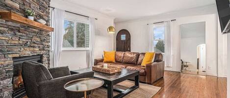 Televisie, een open haard en een kantoor