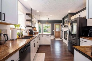 Fridge, microwave, oven, stovetop - Central Omaha Luxury Close to everything &King bed (Omaha)