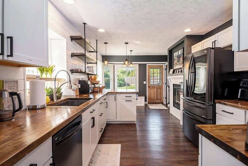 Central Omaha Luxury Close to everything &King bed