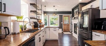 Central Omaha Luxury Close to everything &King bed