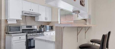 Een koelkast, een microgolfoven, een oven, een kookplaat