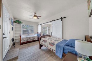 Desk, iron/ironing board, WiFi, bed sheets