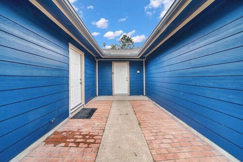 Modern 5BR Home |Cozy Fireplace, Office & Downtown