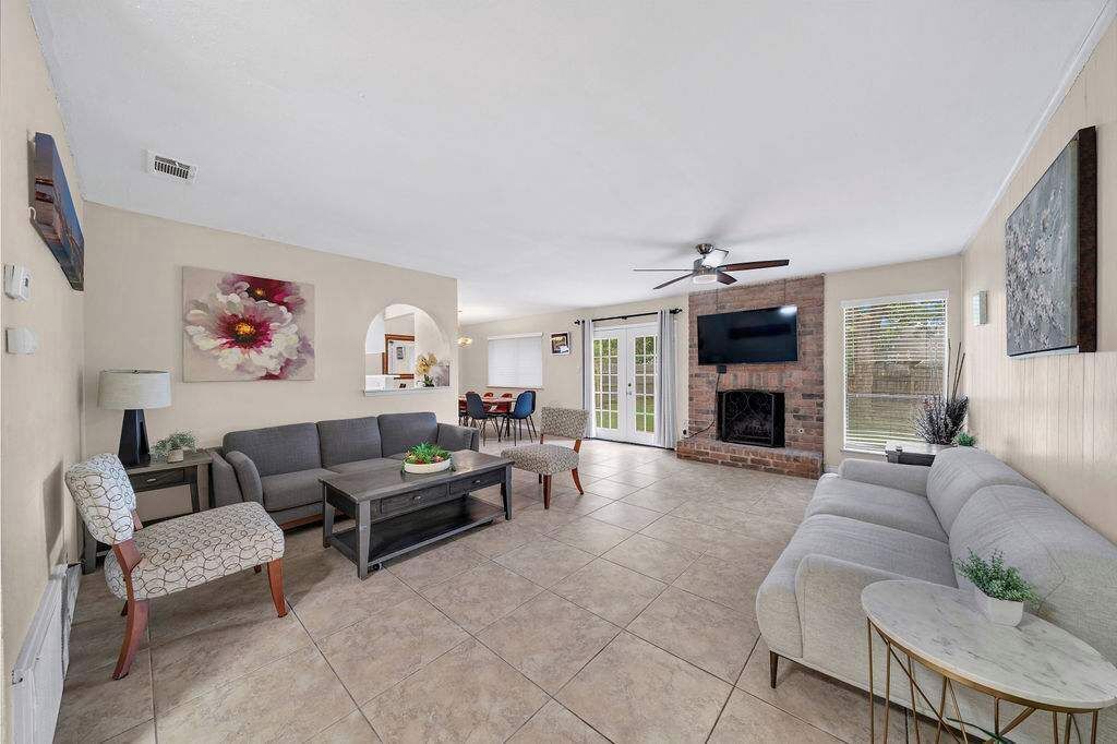 Fernseher, Kamin, Arbeitsbereiche