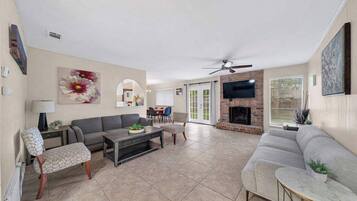 Télévision, cheminée, espaces bureaux