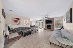 Fernseher, Kamin, Arbeitsbereiche