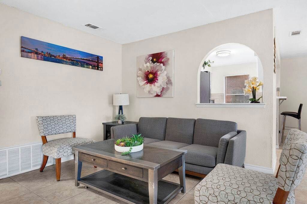 Televisio, takka, työhuone