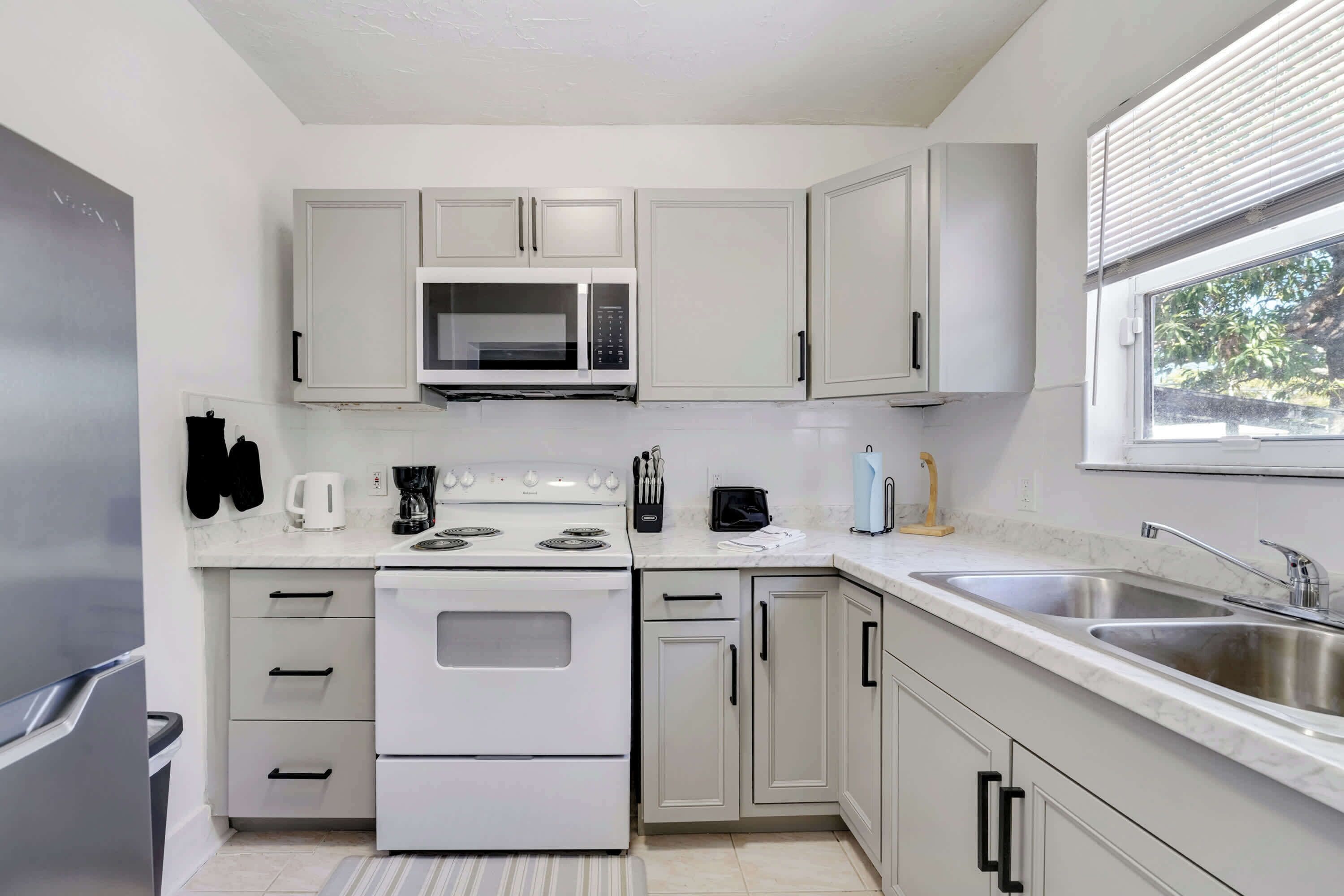 Réfrigérateur, micro-ondes, four, plaque de cuisson