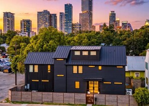 Exterior - Walk to Downtown, Sleeps 16, MiniPutt, GameRoom! (Austin)