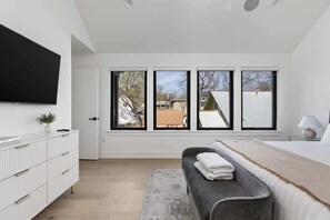 4 bedrooms, WiFi, bed sheets - Walk to Downtown, Sleeps 16, MiniPutt, GameRoom! (Austin)