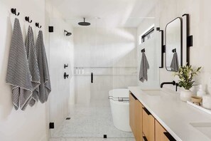 Shower, shampoo - Walk to Downtown, Sleeps 16, MiniPutt, GameRoom! (Austin)