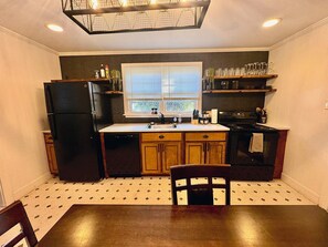 Køleskab, mikrobølgeovn, ovn, kogeplade