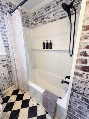 Hair dryer, towels, soap, shampoo - 3bd/1bth Hidden Gem, Fast Wifi, Outdoor Space (Eden)